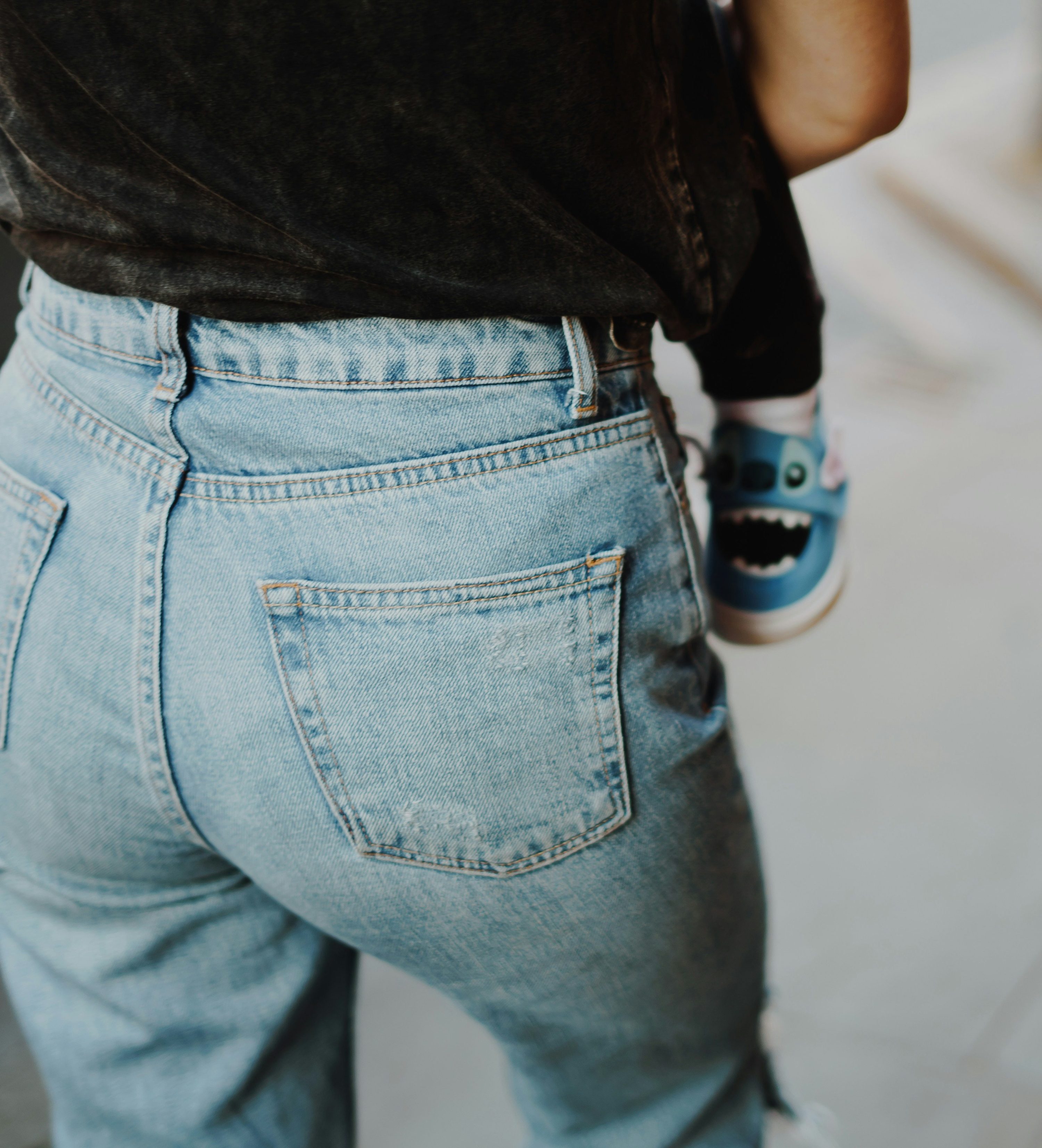 Flacher Po nach der Schwangerschaft: Gründe & Lösungen